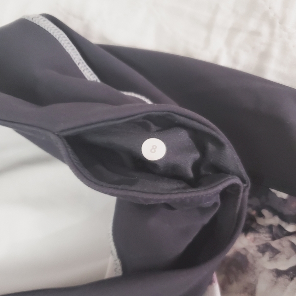 LULULEMON If You're Lucky crop black and floral prints size 8 leggings - Picture 4 of 11